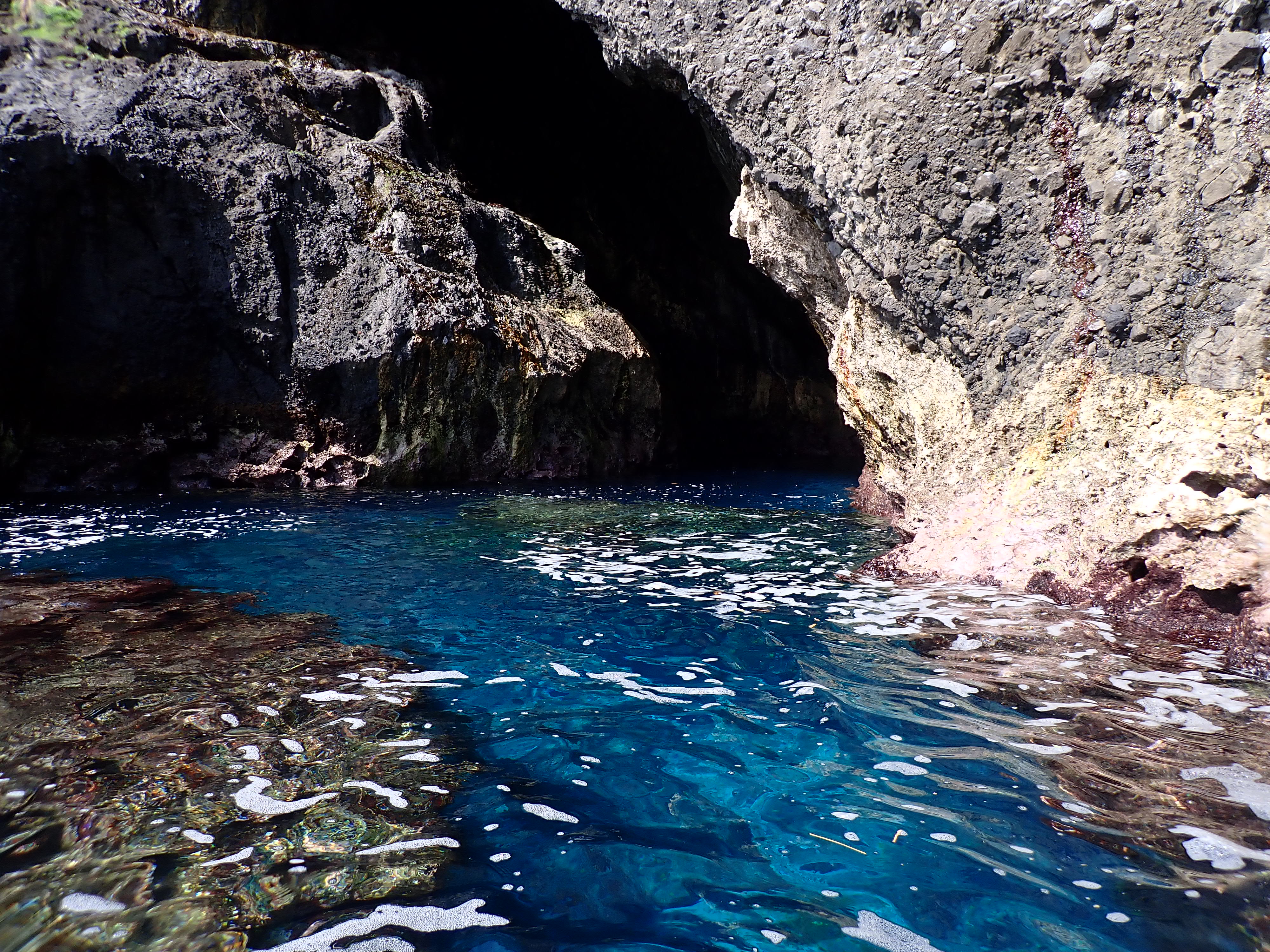 藍洞秘境是一個天然形成的海蝕洞，秘境探險就從這裡出發！